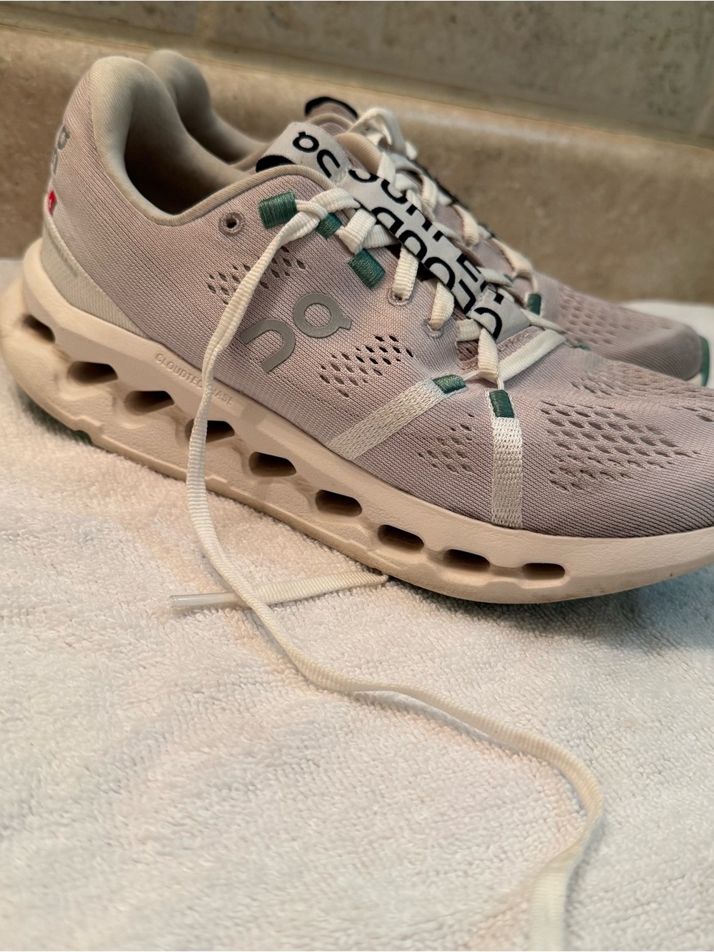 On Running Women’s Athletic Shoes - Light lavender with Teal Accents